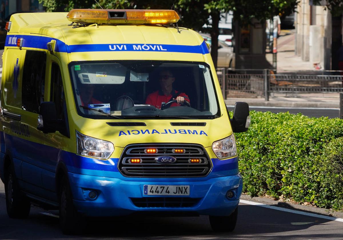 Una ambulancia circula por la capital.