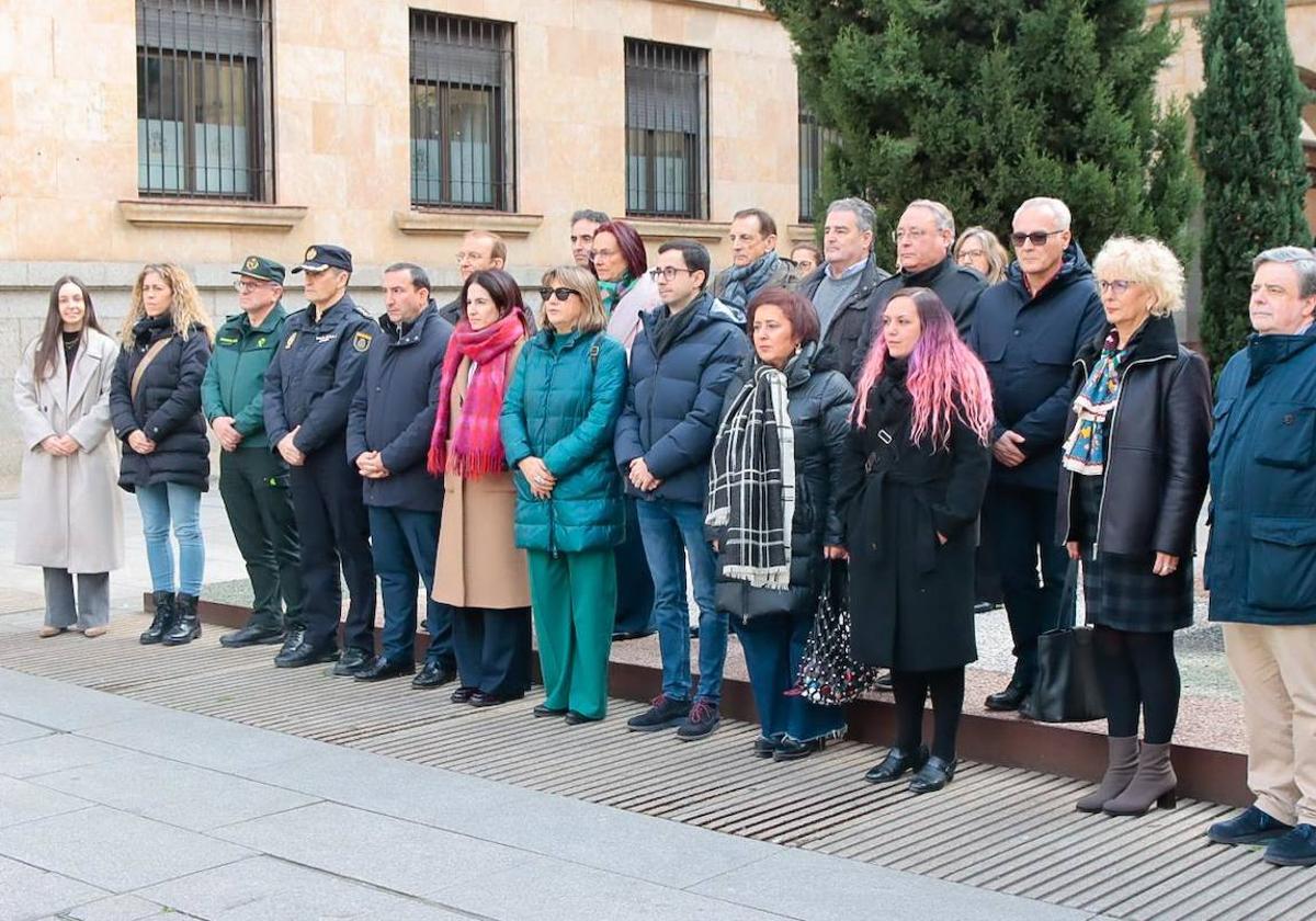 Imagen del minuto de silencio guardado en la mañana de este martes, 11 de febrero, en la Subdelegación del Gobierno en Salamanca.