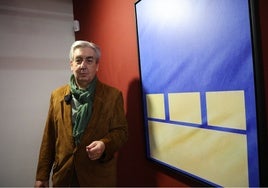 Carlos García Andrés posa junto al fotografía abstracta expuesta en el Museo de Salamanca.