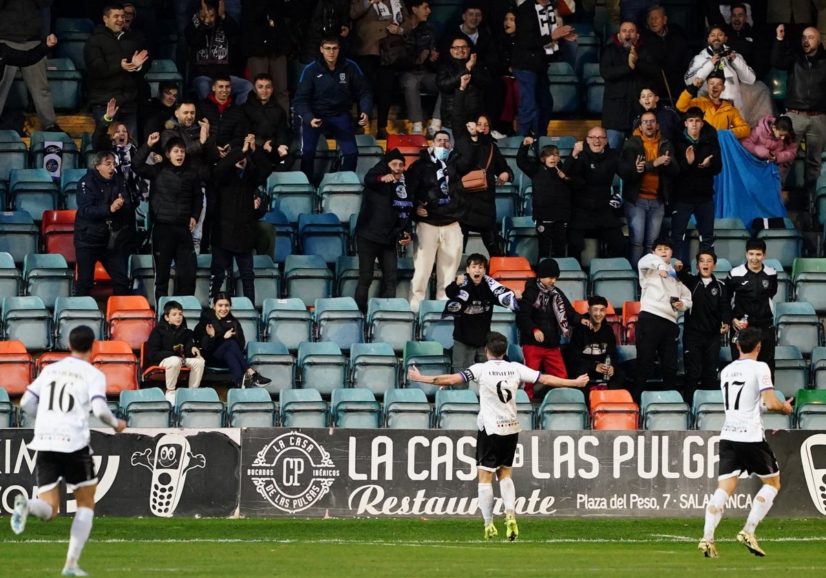 Cristeto celebra la tercera diana del Salamanca UDS en el último partido.