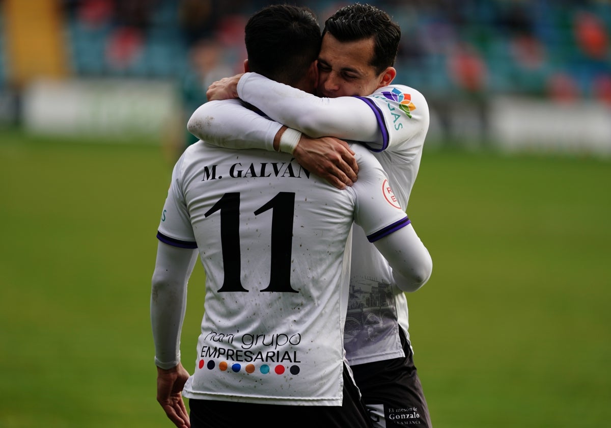 Lorenzo abraza efusivamente a Galván tras abrir el marcador el pasado domingo en el Helmántico.