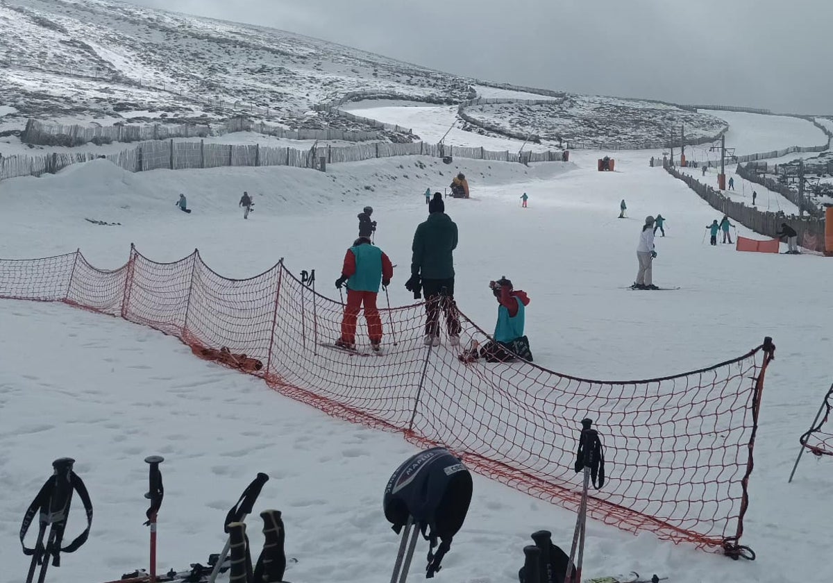 Imagen de esquiadores esta mañana en La Covatilla.