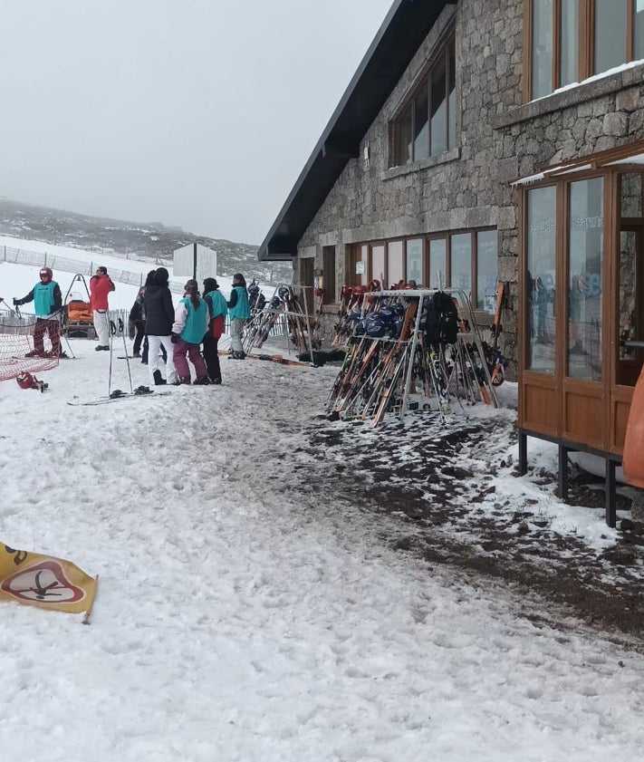 Imagen secundaria 2 - Béjar busca incorporar personal para las pistas, los remontes y la escuela de esquí en La Covatilla