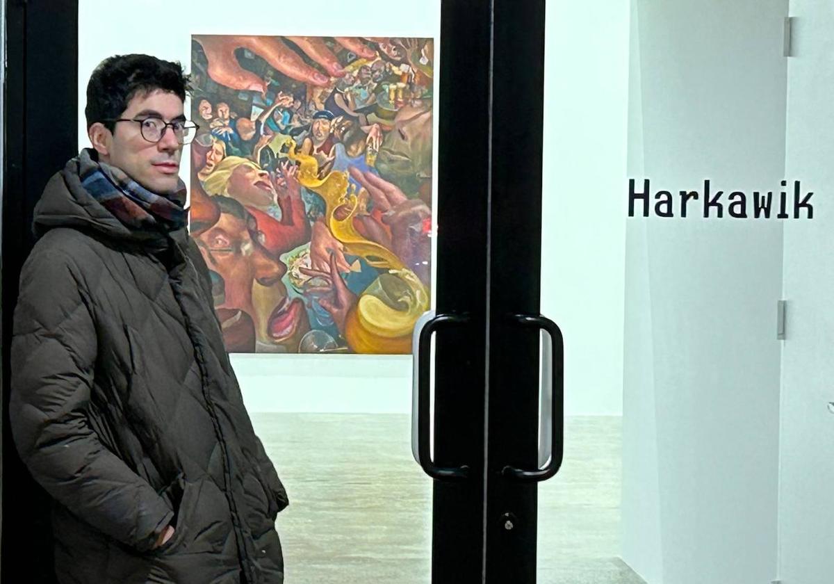 El artista Guillermo Serrano Amat, en la galería Harkawik, frente a una de sus obras.