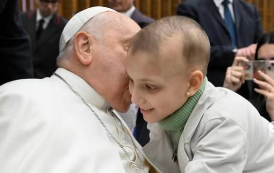 La pequeña María, junto al Papa Francisco, este miércoles, 12 de febrero.