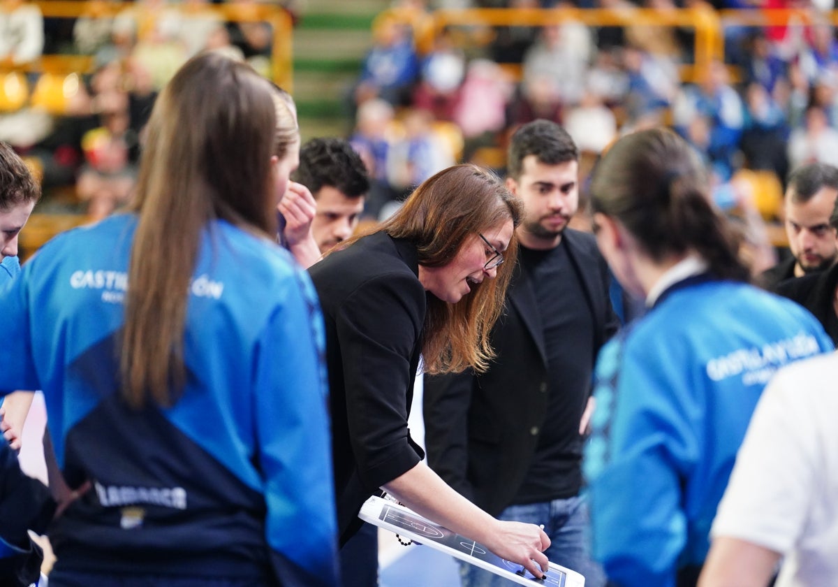 Anna Montañana habla con sus jugadoras durante el partido contra Estudiantes.