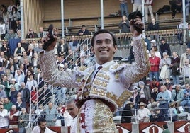 Ismael Martín, con las dos orejas del toro de Garcigrande, en La Glorieta.