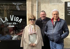 Mari de la Serna, Juanfri y José Rozas, posan en la entrada de La Viga, el segundo bar más antiguo de toda Salamanca.