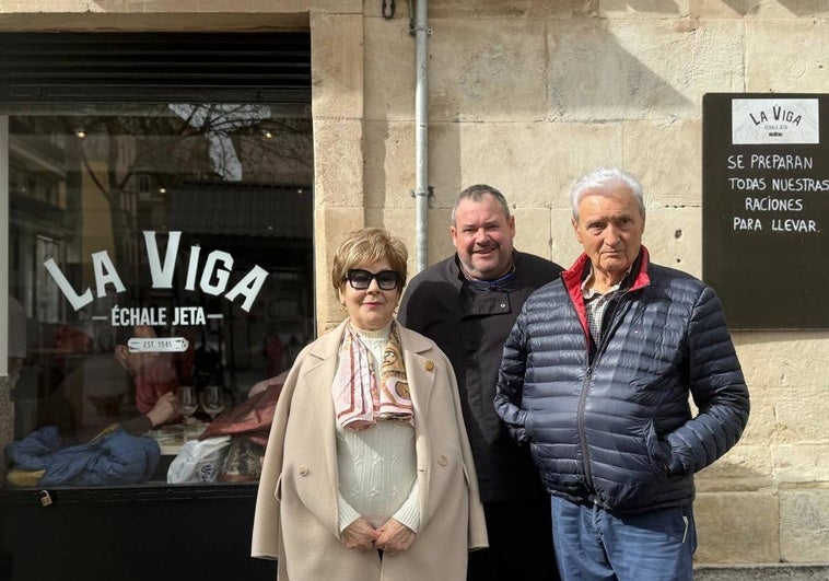 Mari de la Serna, Juanfri y José Rozas, posan en la entrada de La Viga, el segundo bar más antiguo de toda Salamanca.