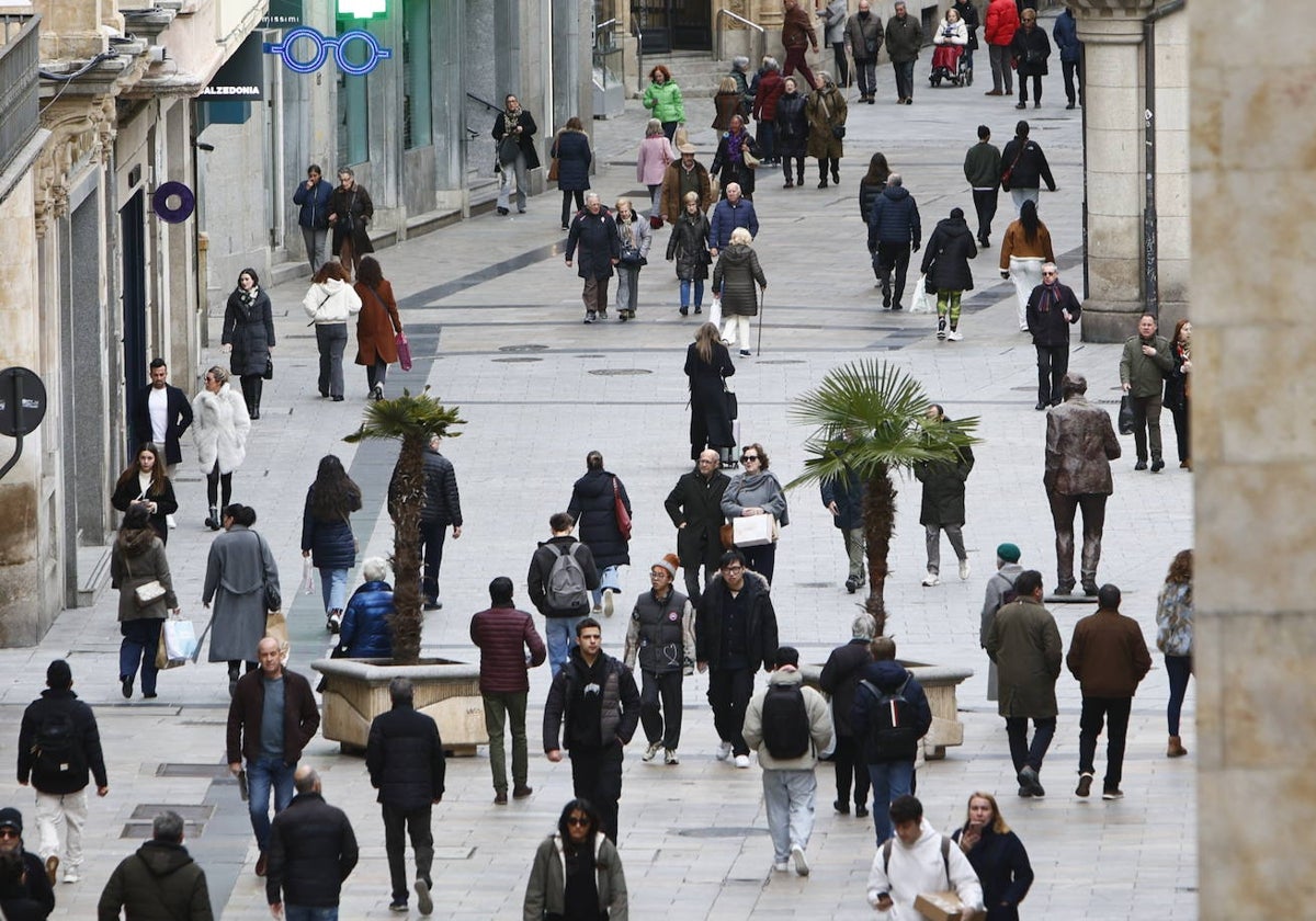 Decenas de personas caminando por la calle Toro.