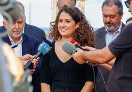 La vocal del Comité Organizador del 41º Congreso PSOE, Enma López, atiende a los medios antes de participar en la ceremonia de entrega de los primeros Premios Jerónimo Saavedra.