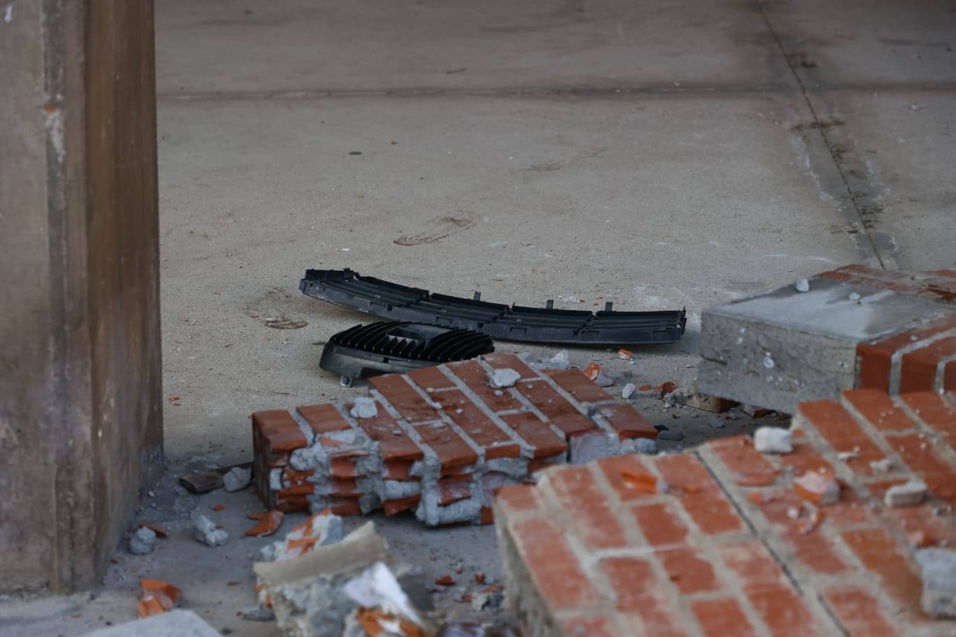 Así ha quedado el muro destrozado después de que el conductor de un coche se estampase contra él en Pizarrales