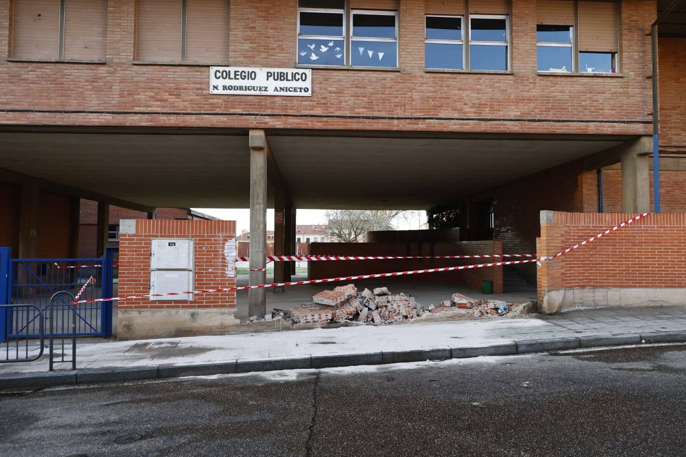 Así ha quedado el muro destrozado después de que el conductor de un coche se estampase contra él en Pizarrales