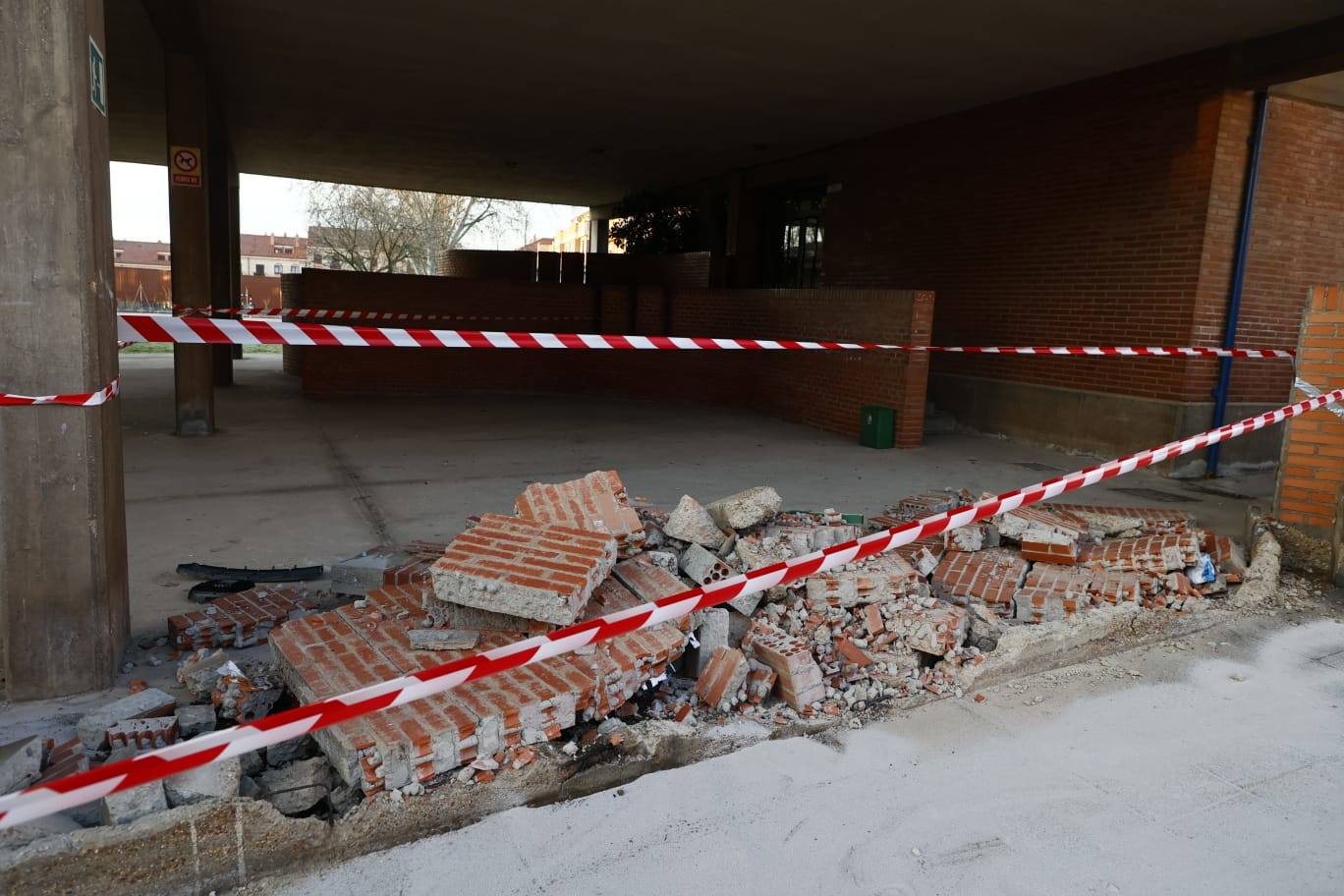 Así ha quedado el muro destrozado después de que el conductor de un coche se estampase contra él en Pizarrales