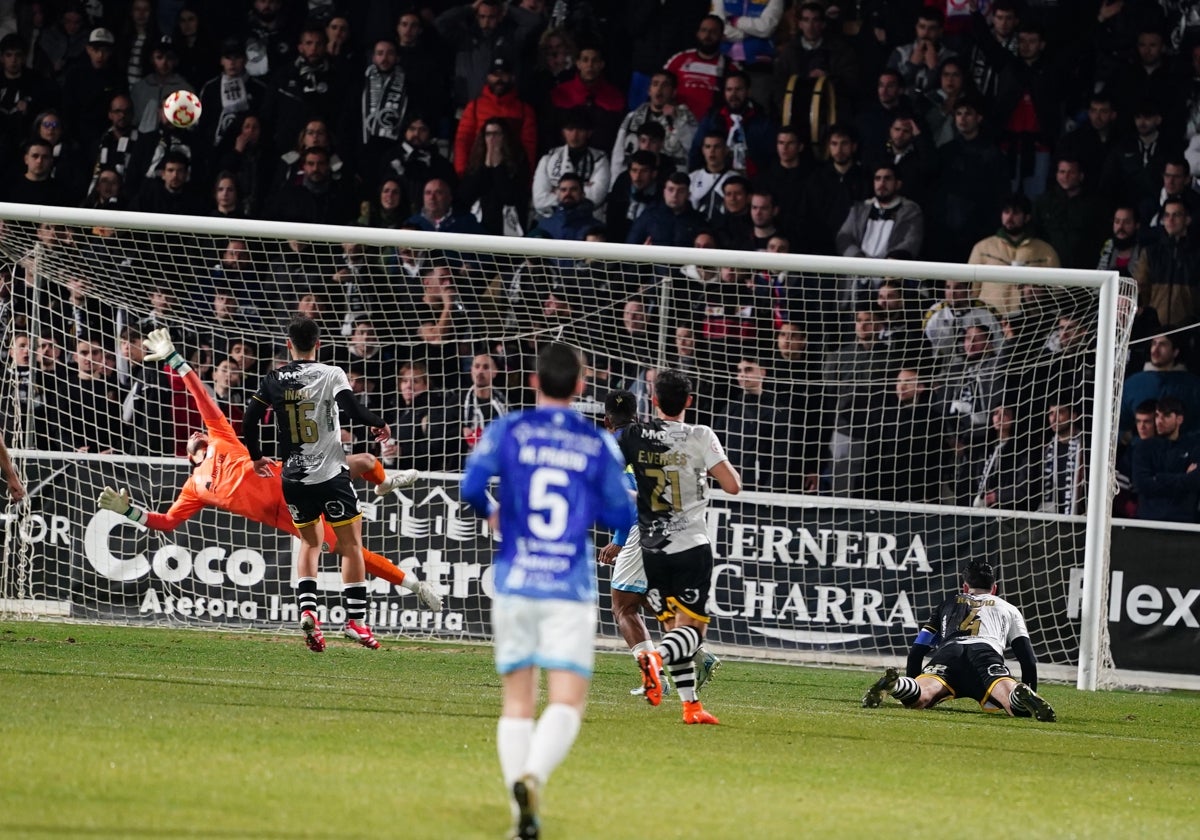 Imagen del paradón con el que Iván Martínez evitó el 0-2 del Ourense.