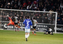 Imagen del paradón con el que Iván Martínez evitó el 0-2 del Ourense.