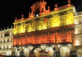 La Plaza Mayor de Salamanca, iluminada con los colores de España.