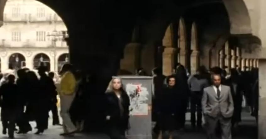 La escritora Carmen Martín Gaite sale de la Plaza Mayor de Salamanca.