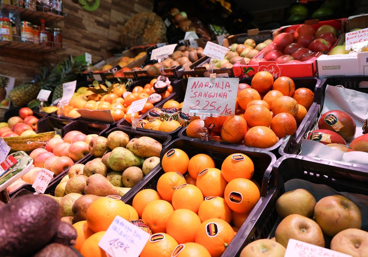 Naranjas en una de las fruterías del mercado.