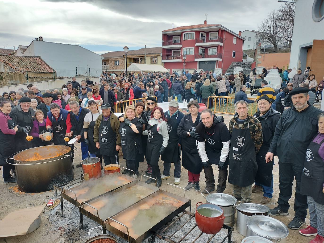 Santibáñez de Béjar disfruta de una multitudinaria fiesta de la matanza