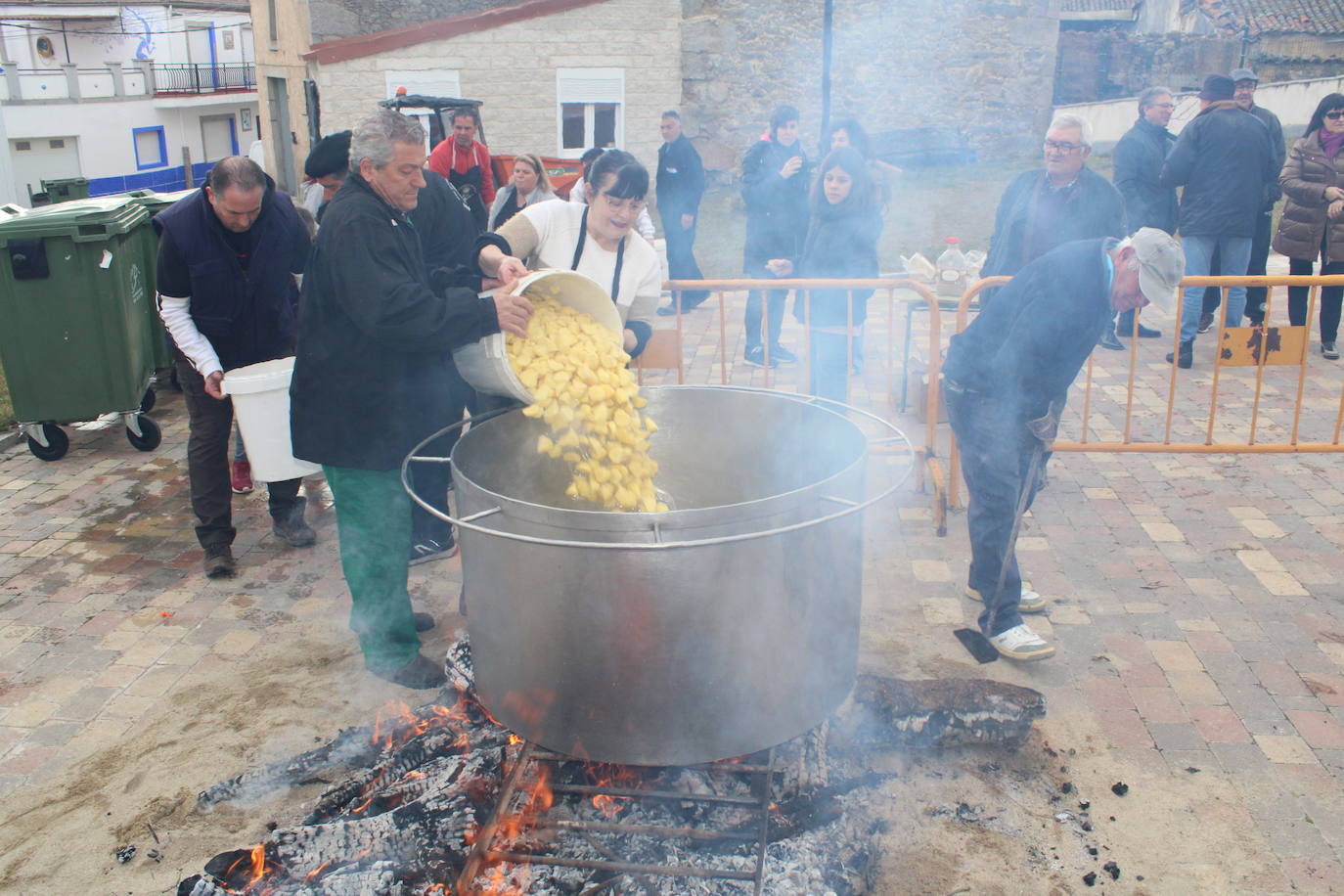 Santibáñez de Béjar disfruta de una multitudinaria fiesta de la matanza