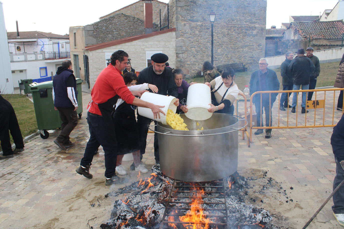 Santibáñez de Béjar disfruta de una multitudinaria fiesta de la matanza