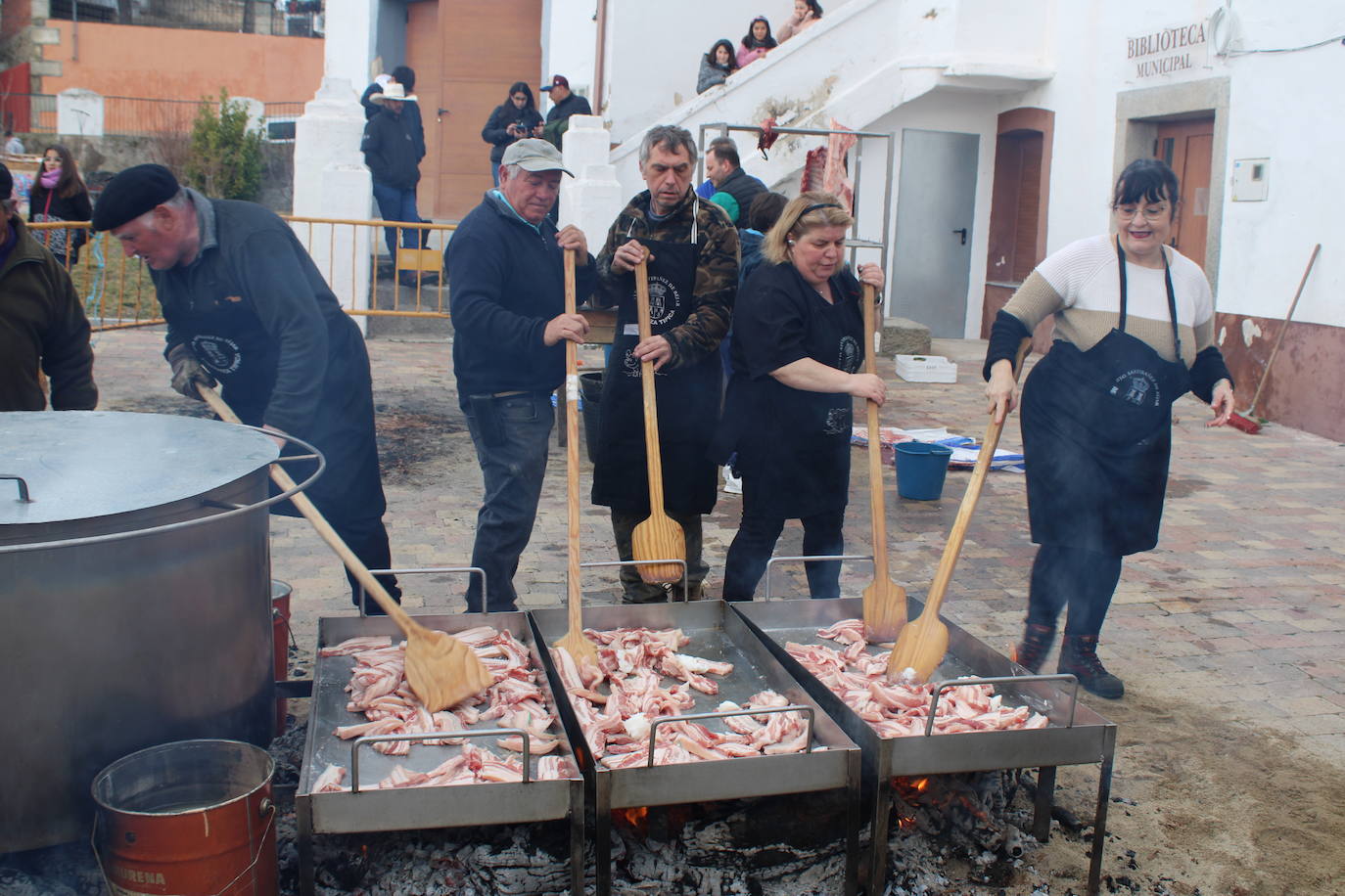 Santibáñez de Béjar disfruta de una multitudinaria fiesta de la matanza