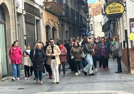 Imagen de la marcha dorada celebrada esta tarde de sábado en Béjar para recaudar fondos para la lucha contra el cáncer infantil