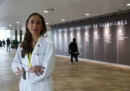 Carmen Rodríguez, en el hall de entrada del Hospital de Salamanca.