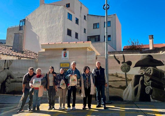 Parte del equipo de trabajo en una de las salidas para revisar el Camino de Santiago en su tramo de 37 kilómetros.