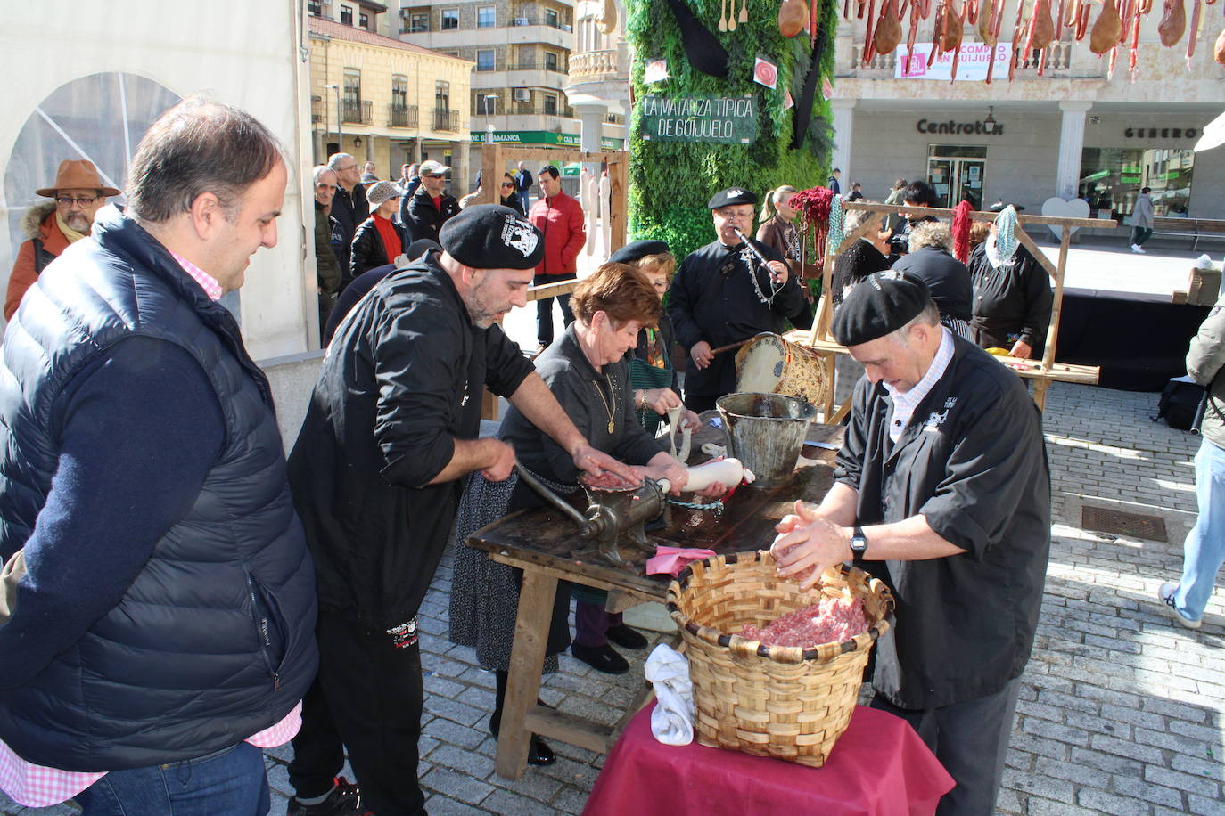 Guijuelo disfruta de una animada fiesta del mondongo