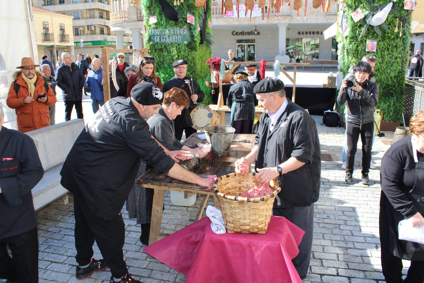 Guijuelo disfruta de una animada fiesta del mondongo