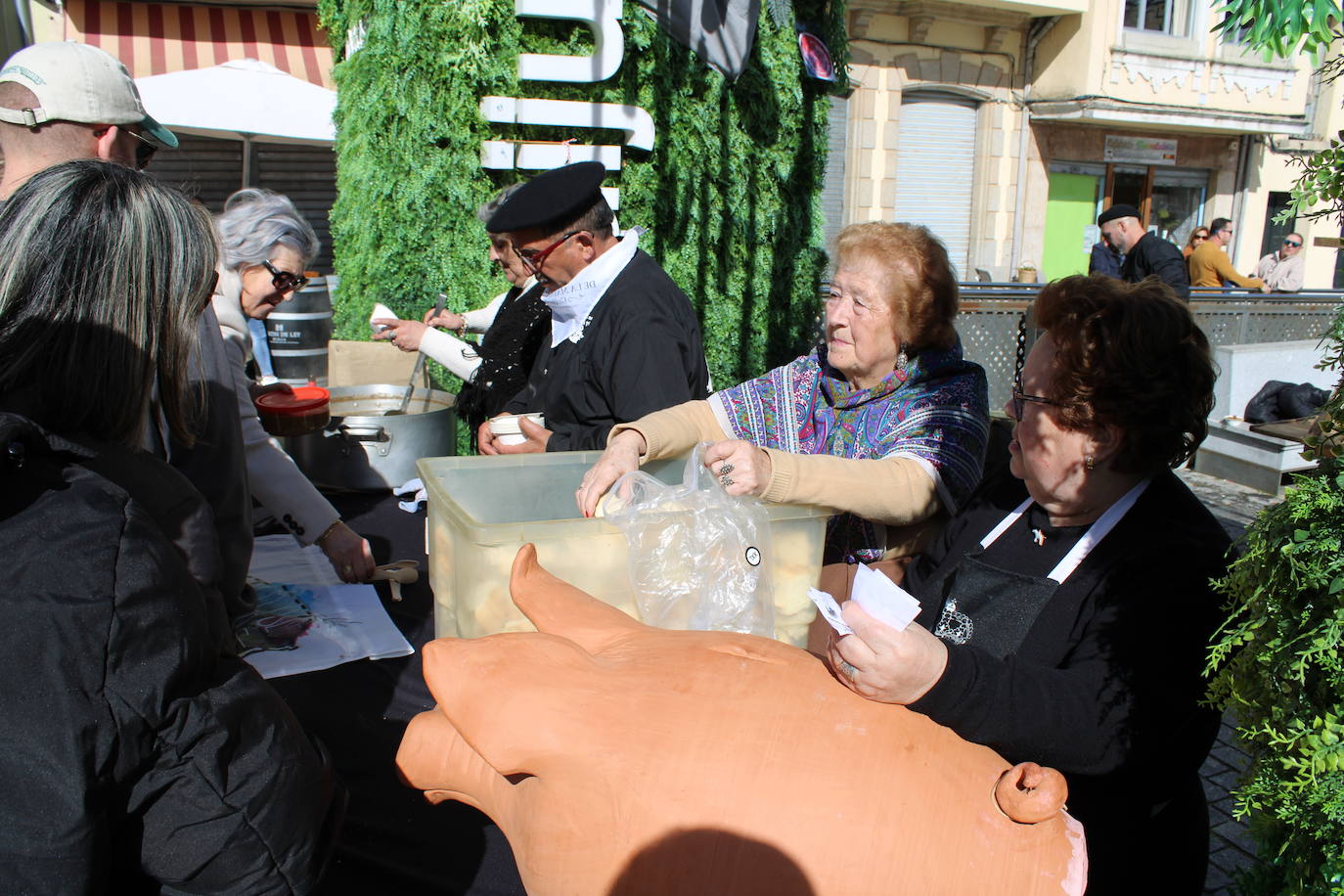 Guijuelo disfruta de una animada fiesta del mondongo