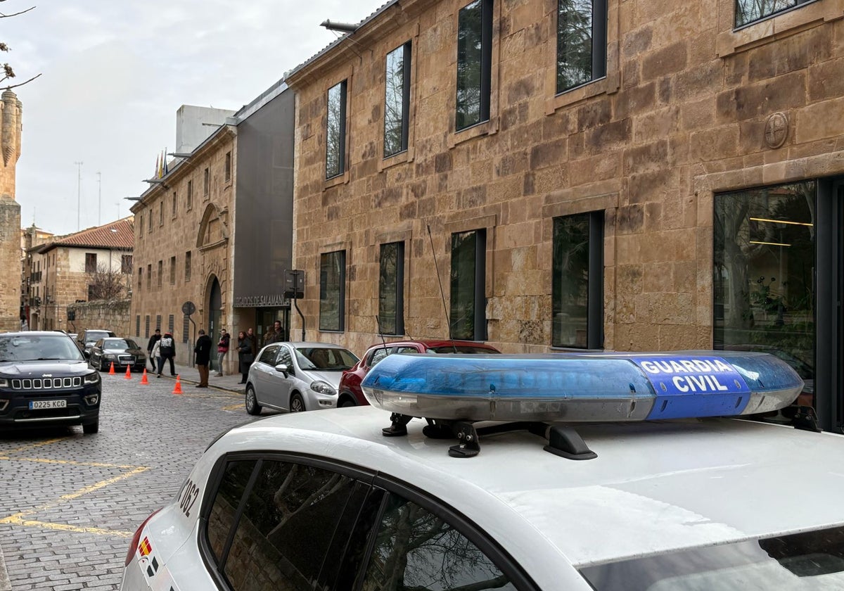 Una patrulla de la Guardia Civil en los Juzgados de Colón.