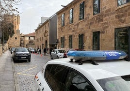 Una patrulla de la Guardia Civil en los Juzgados de Colón.