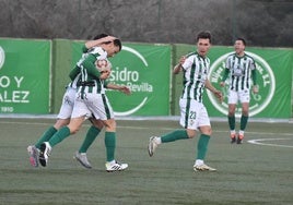 Los jugadores del CD Guijuelo celebran el tanto logrado.