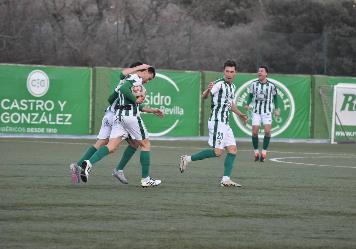 Los jugadores del CD Guijuelo celebran el tanto logrado.