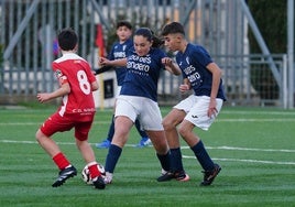 Instante del encuentro infantil entre el Navega B y el Villamayor B.