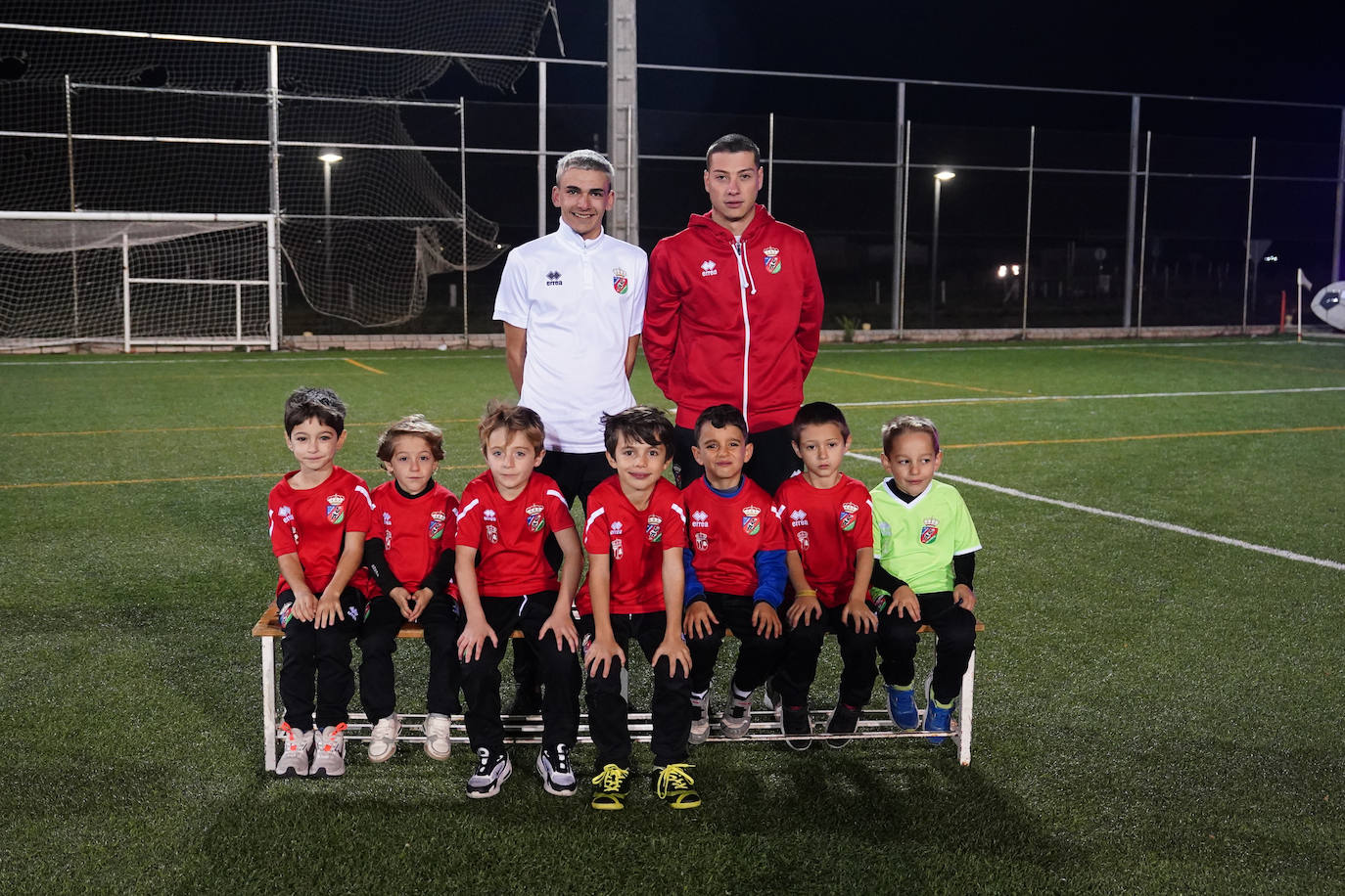 Arriba (de izquierda a derecha): Antonio (delegado) y Jorge Moya (entrenador). Abajo (de izquierda a derecha): Mateo Martín, Rodrigo, Leo Domínguez, Mario Hernández, Luca Ventura Recio, Daniel López y Adrián García.