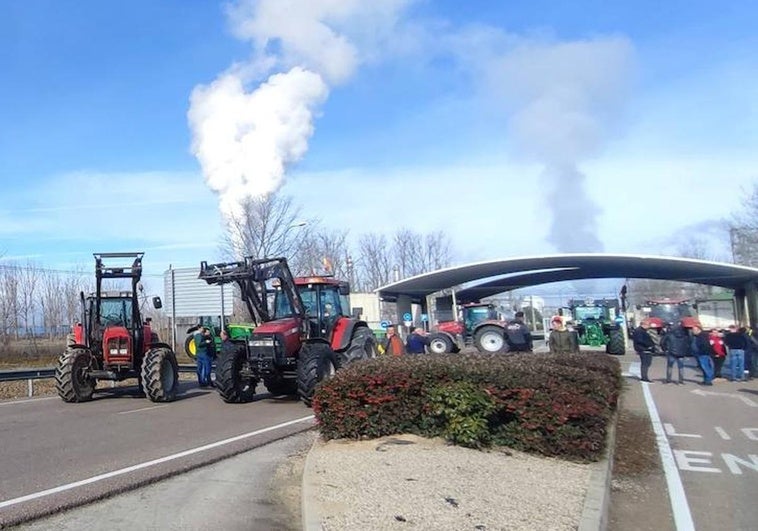 Agricultores en la planta de biocarburante.