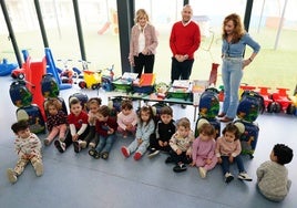 Los niños de la Escuela Infantil frente a sus nuevas 'Maletas viajeras'.