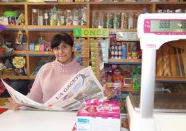 Ana Isabel Blázquez Monzón en el interior de su kiosco.