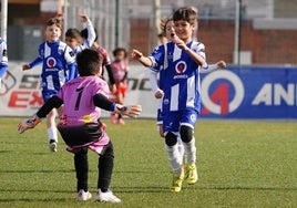 Los jugadores del Cabrerizos celebran el tanto de Díaz que les otorgaba la segunda victoria de la temporada.