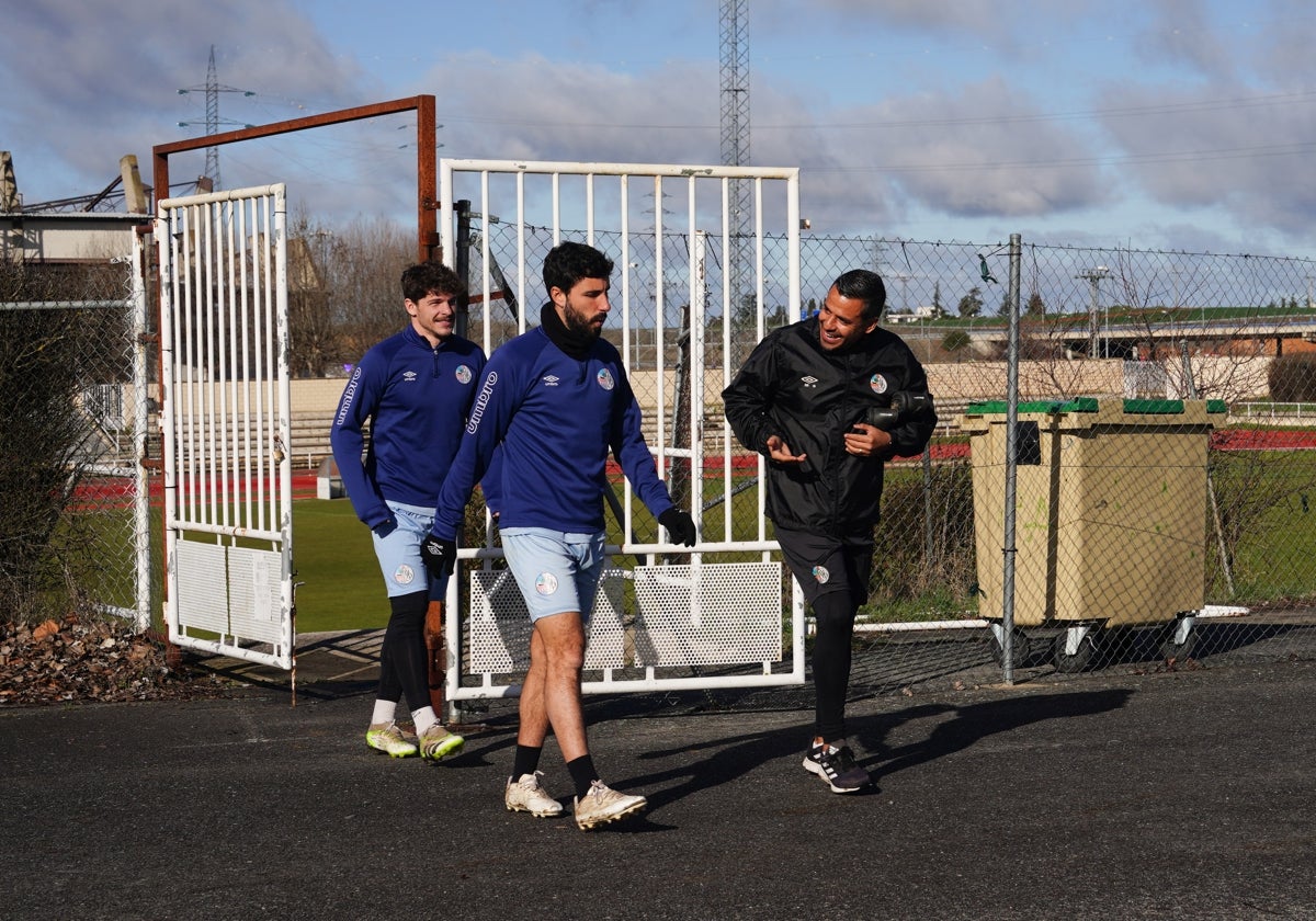 Dueñas bromea a un serio Diego Benito antes de un entrenamiento del Salamanca UDS.