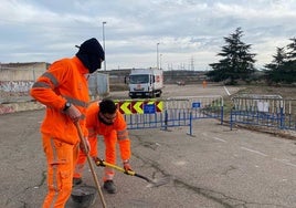 Operarios rematan la zona de ampliación del aparcamiento en la mañana de este martes.