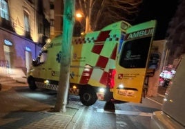 Imagen de la ambulancia atendiendo al hombre.