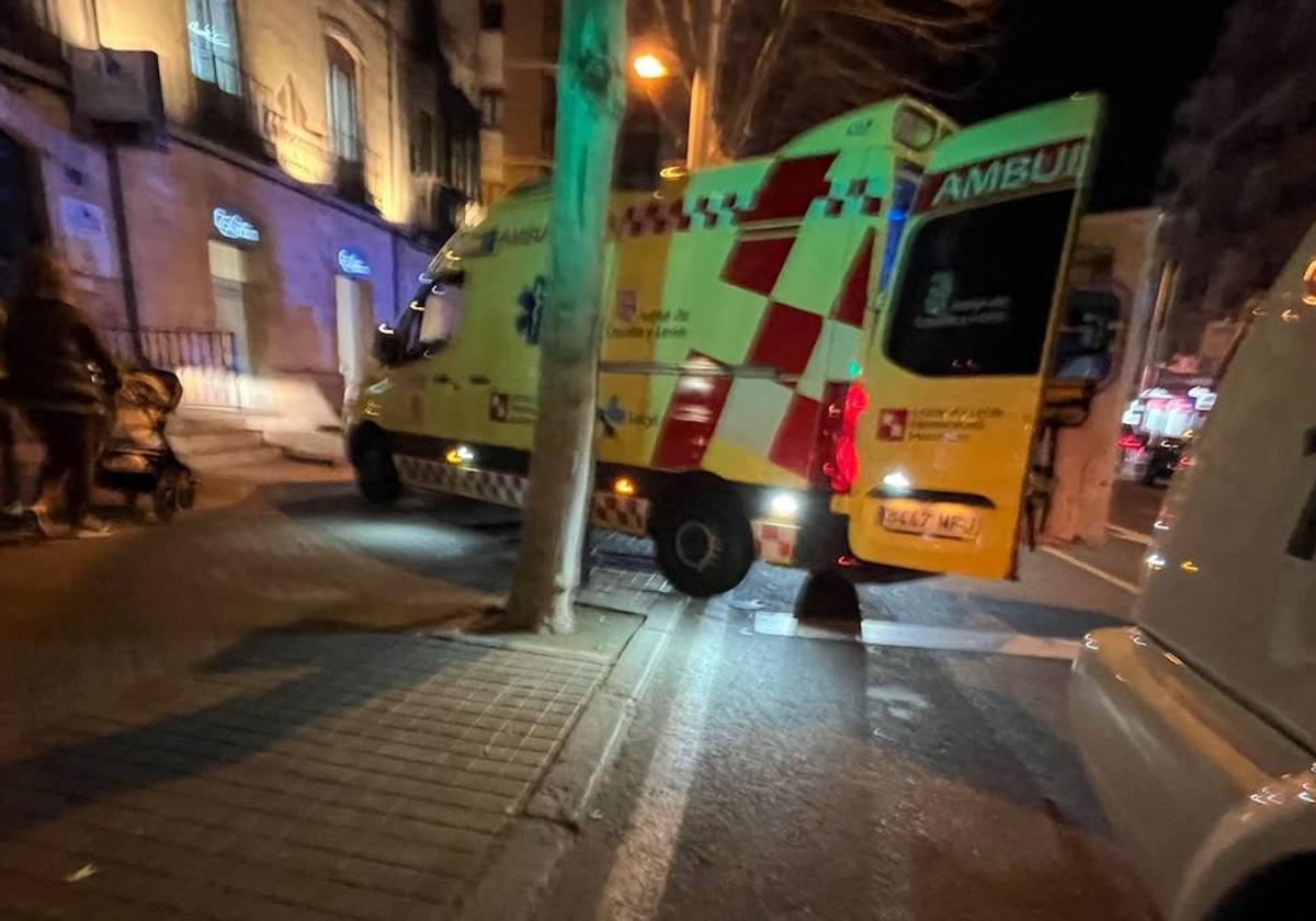 Imagen de la ambulancia atendiendo al hombre.