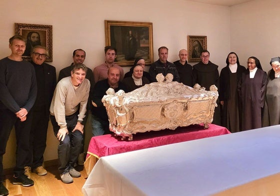 El equipo con la urna de plata con los restos mortales de Santa Teresa de Jesús recién trasladados desde su sepulcro en Alba de Tormes.