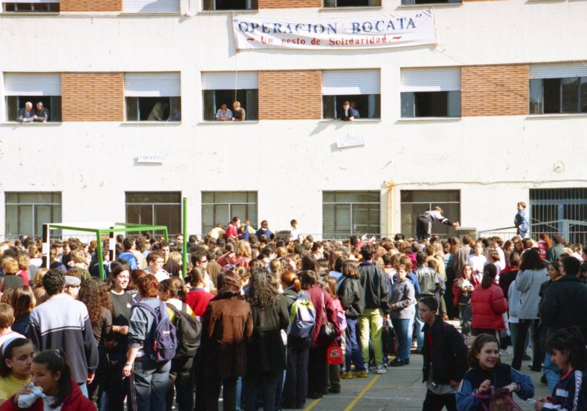 Celebración de la 'Operación Bocata' en un colegio de Salamanca en el año 2000.