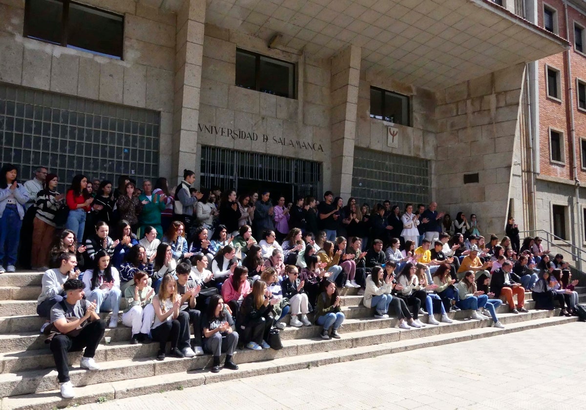 Imagen de archivo de alumnos de Psicología, a las puertas de la facultad.